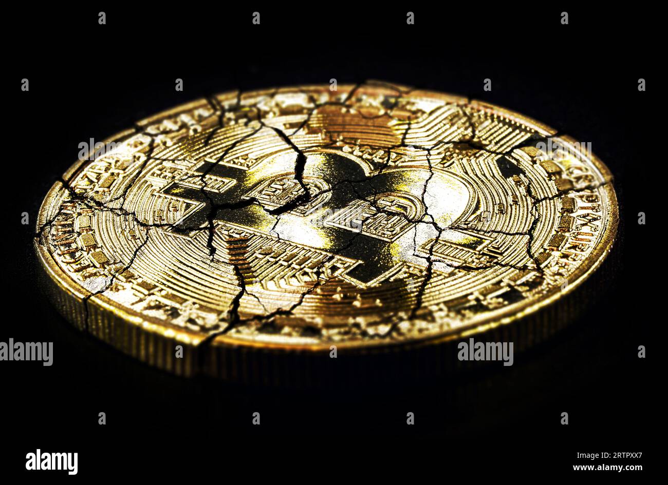 Digitale Währung, gebrochenes Bitcoin, dezentrale Kryptowährung, elektronisches Geld für Punkt-zu-Punkt-Transaktionen. Konzept der Abwertung oder des Absinkens von Th Stockfoto