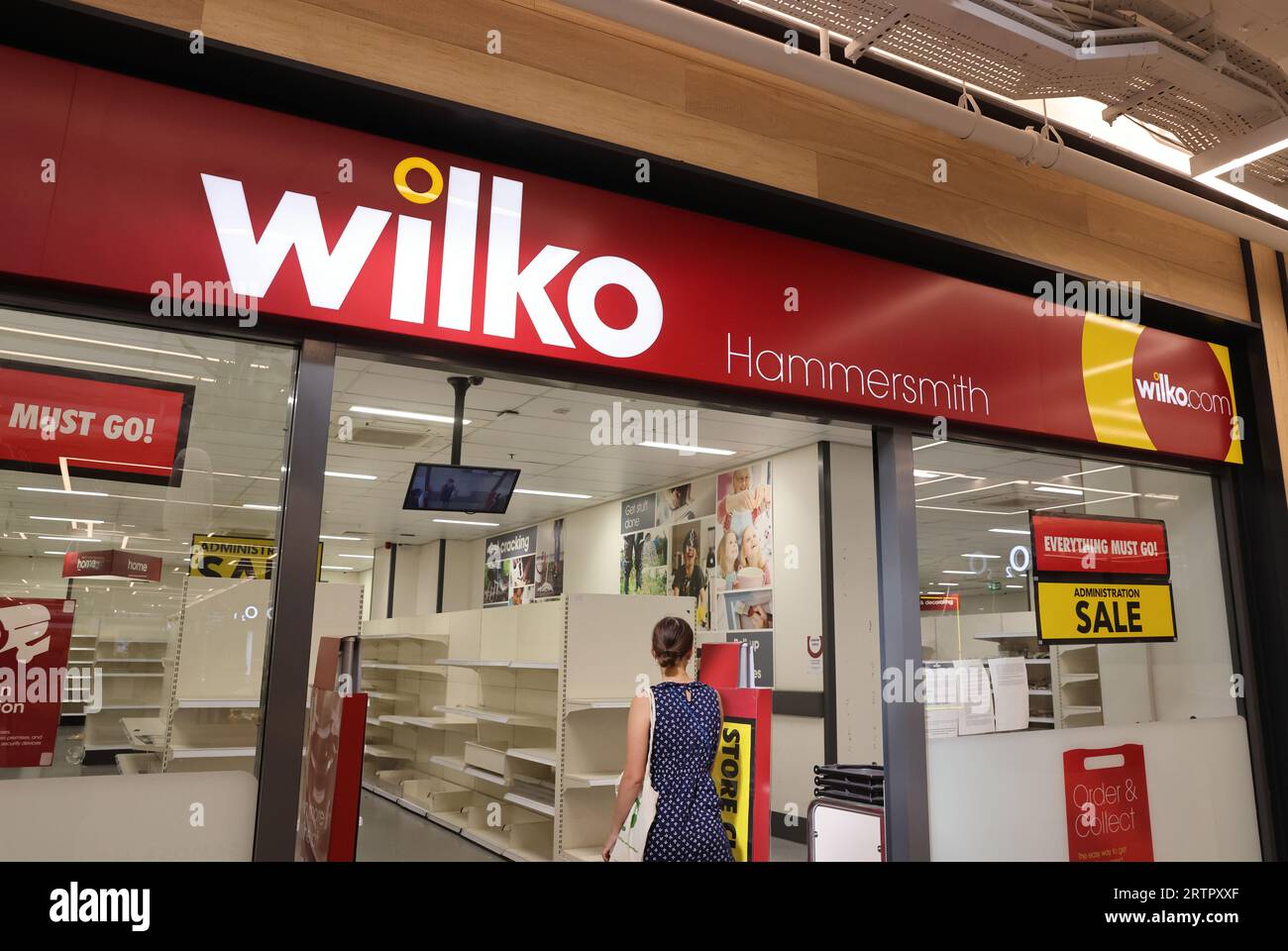 Weitere Wilko Shops wurden am Donnerstag, den 4. September geschlossen, darunter auch dieses in Hammersmith, nachdem der schwer zu handhabende Händler in der Verwaltung zusammenbrach. Poundland stimmte zu, 71 Geschäfte und B&M 51 Geschäfte zu übernehmen. Viele Mitarbeiter werden jedoch weiterhin entlassen. Stockfoto
