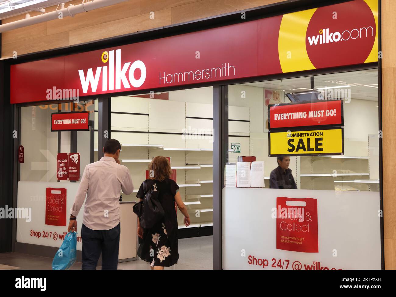 Weitere Wilko Shops wurden am Donnerstag, den 4. September geschlossen, darunter auch dieses in Hammersmith, nachdem der schwer zu handhabende Händler in der Verwaltung zusammenbrach. Poundland stimmte zu, 71 Geschäfte und B&M 51 Geschäfte zu übernehmen. Viele Mitarbeiter werden jedoch weiterhin entlassen. Stockfoto