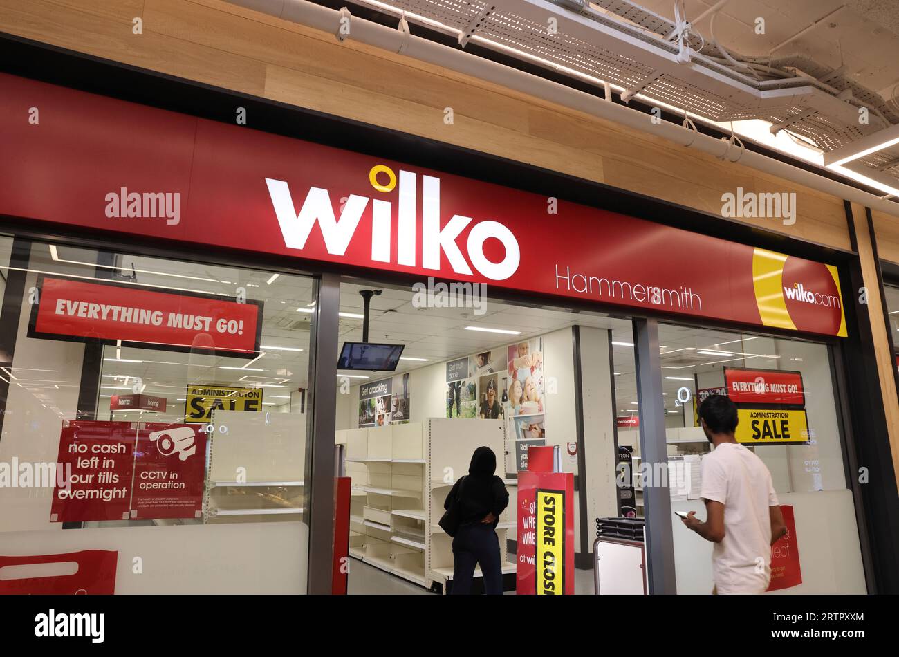 Weitere Wilko Shops wurden am Donnerstag, den 4. September geschlossen, darunter auch dieses in Hammersmith, nachdem der schwer zu handhabende Händler in der Verwaltung zusammenbrach. Poundland stimmte zu, 71 Geschäfte und B&M 51 Geschäfte zu übernehmen. Viele Mitarbeiter werden jedoch weiterhin entlassen. Stockfoto
