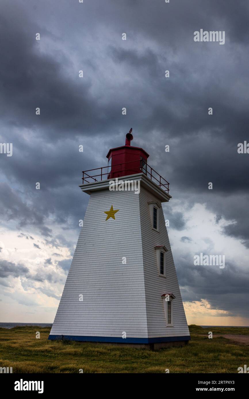 Cape Egmont Lighthouse, Prince Edward Island, Kanada, PEI, als sich eine Sturmwolke über die Northumberland Strait näherte. Stockfoto