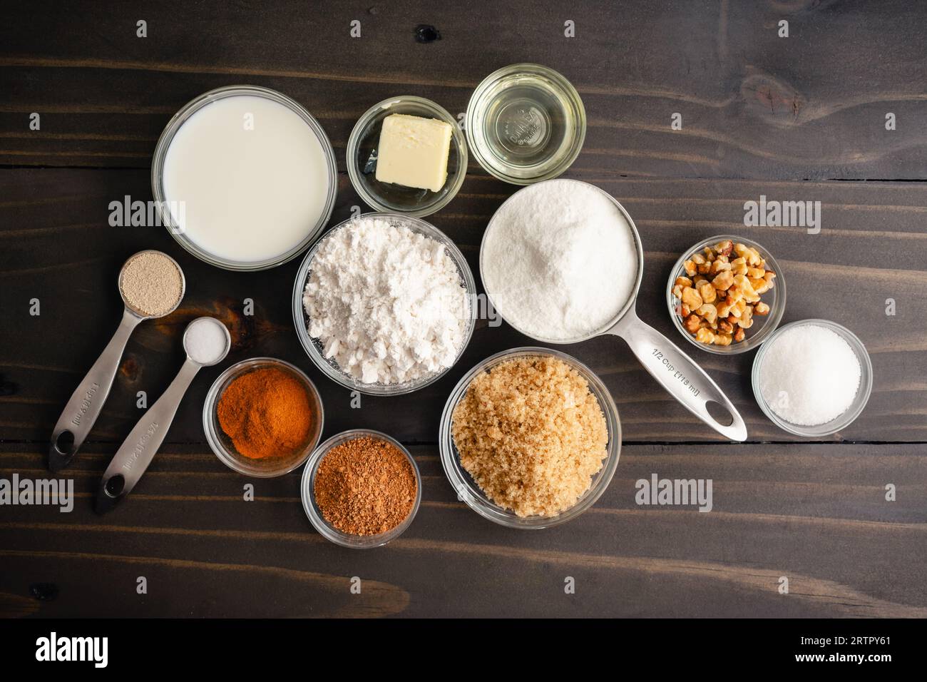 Hotteok Sweet Korean Pancakes Zutaten auf einem Holztisch: Blick von oben auf Mehl, braunen Zucker, Nüsse und andere Streetfood-Zutaten Stockfoto