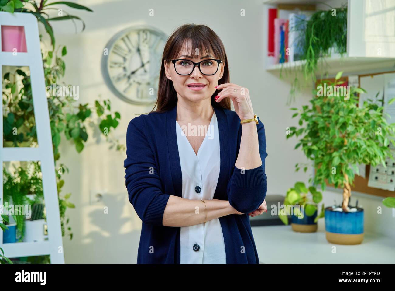 Porträt einer selbstbewussten Frau mittleren Alters im Amt Stockfoto