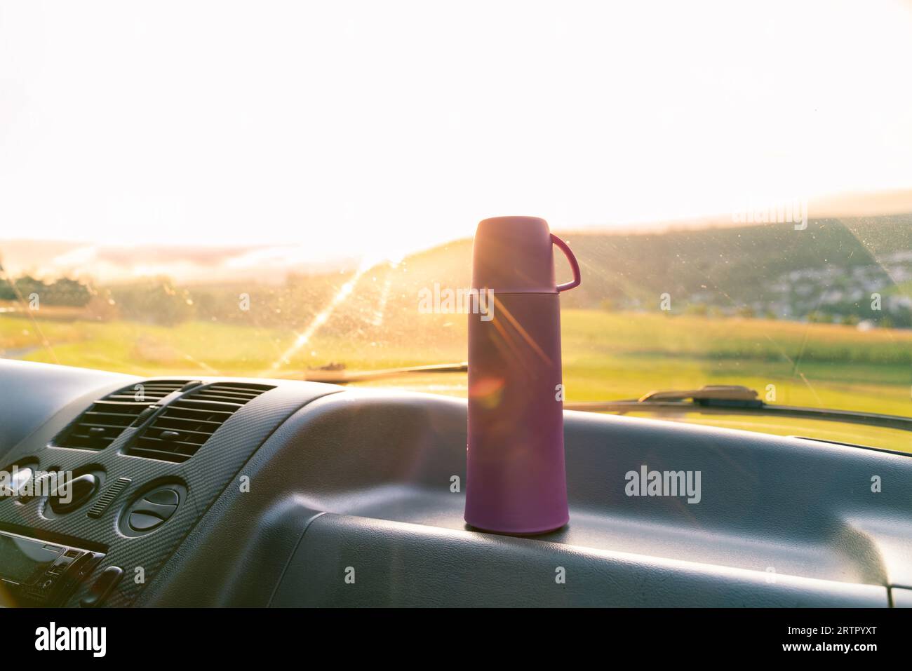 Vanlife. Ein Thermostat steht in der Kabine eines Transporters. Minibus parkte mit wunderschöner Aussicht im Willinger Upland in Deutschland. Stimmungsvolle Nahaufnahme mit Sonnenuntergang. Stockfoto