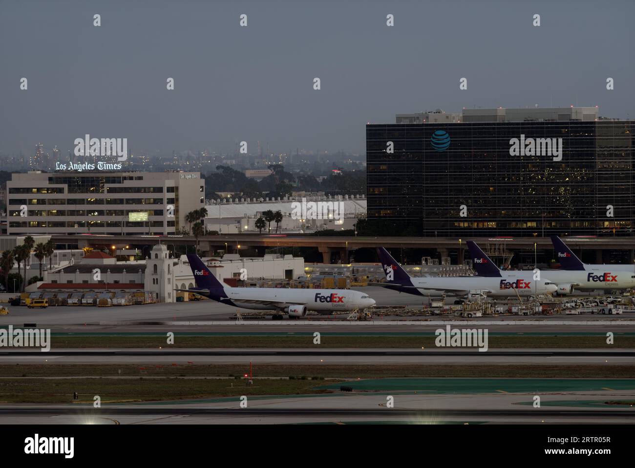 Internationaler Flughafen Los Angeles, LAX, Richtung Süden. Hangar Nr. 1 aus dem Jahr 1929 ist auf der linken Seite zu sehen. Stockfoto