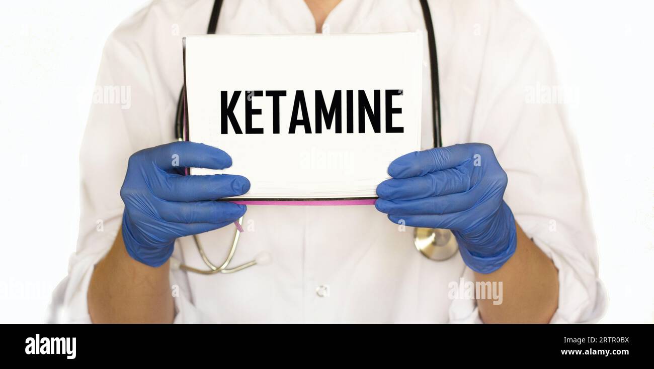 Arzt mit Ketamin-Karte, medizinisches Konzept Stockfoto