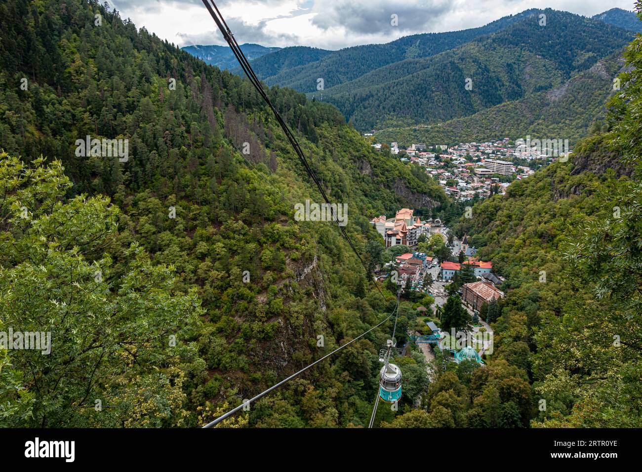 Schöne Aussicht auf die kleine georgische Bergstadt Borjomi, Blick von oben Stockfoto