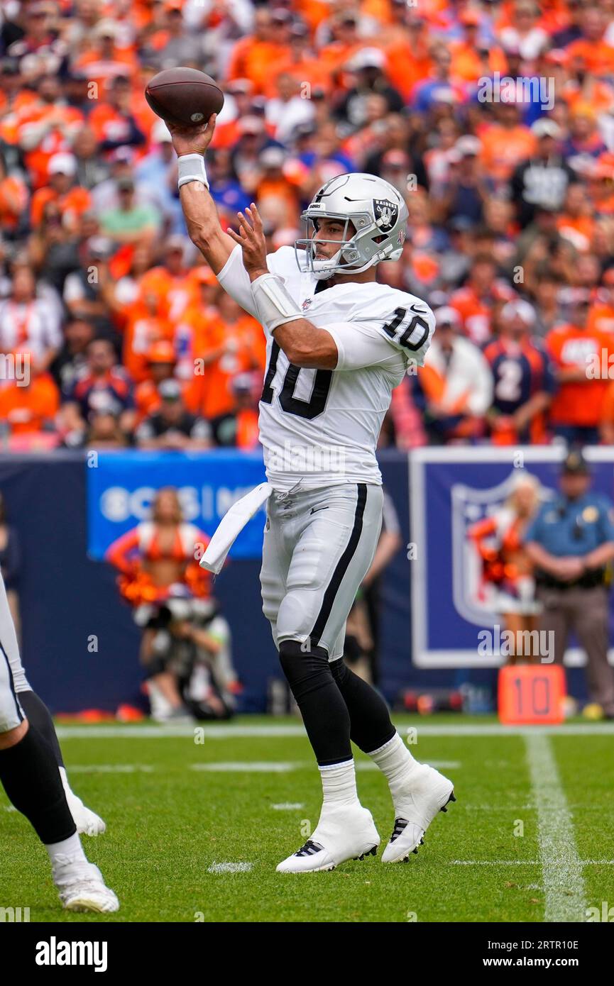 Las Vegas Raiders quarterback Jimmy Garoppolo throws a touchdown pass against the Denver Broncos during an NFL football game Sunday, Sept. 10, 2023, in Denver. (AP Photo/Jack Dempsey Stockfoto