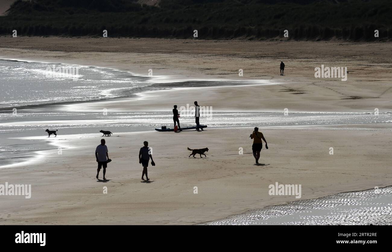 SPAZIERGÄNGER GENIESSEN FRASERBURGH STRAND IN ABERDEENSHIRE SCHOTTLAND UK RE URLAUB SPASS SONNIGE HUND SPAZIERGÄNGER ÜBUNG PSYCHISCHE GESUNDHEIT MEER SAND ETC Stockfoto