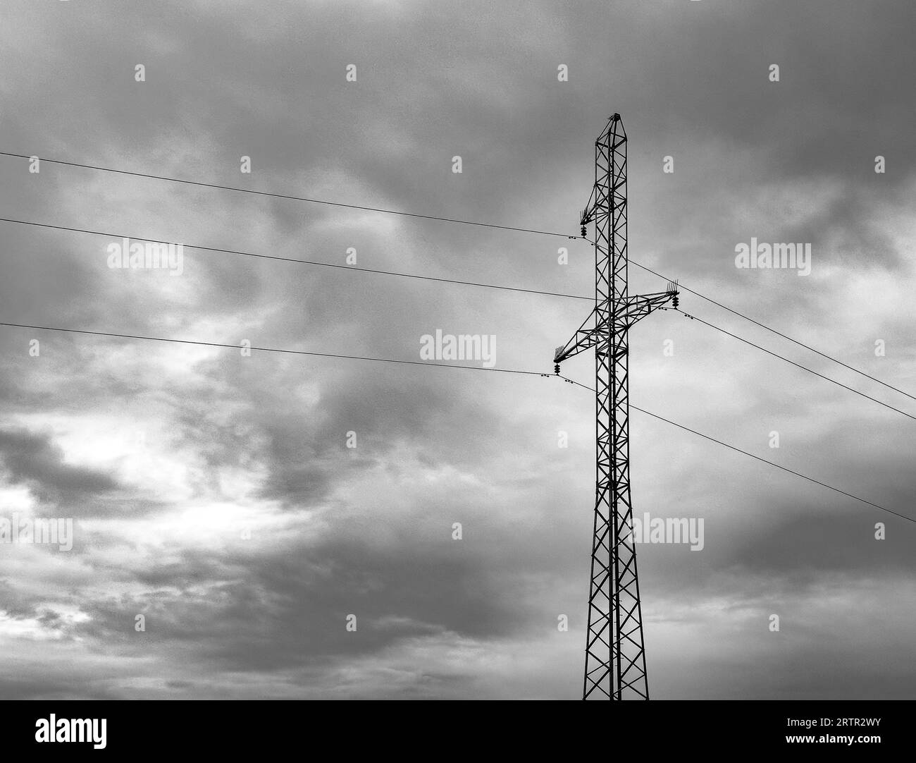 Stromturm mit Kabeldrähten über wolkenlosem Himmel Stockfoto