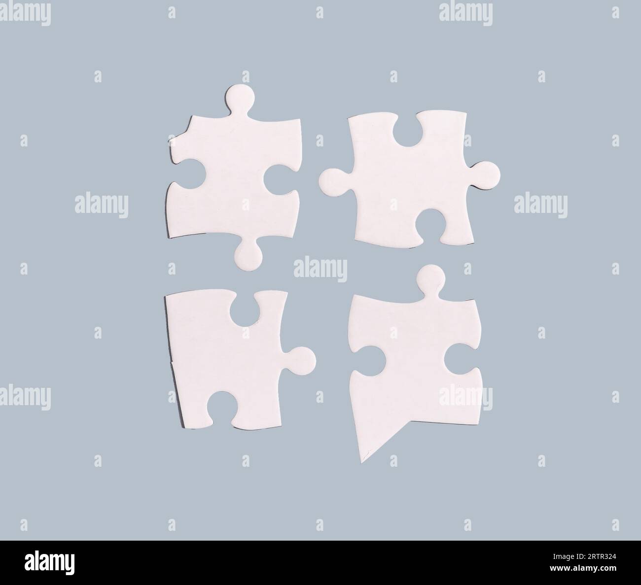 Vier Puzzleteile getrennt, passende Elemente, Teamkonzept finden Stockfoto