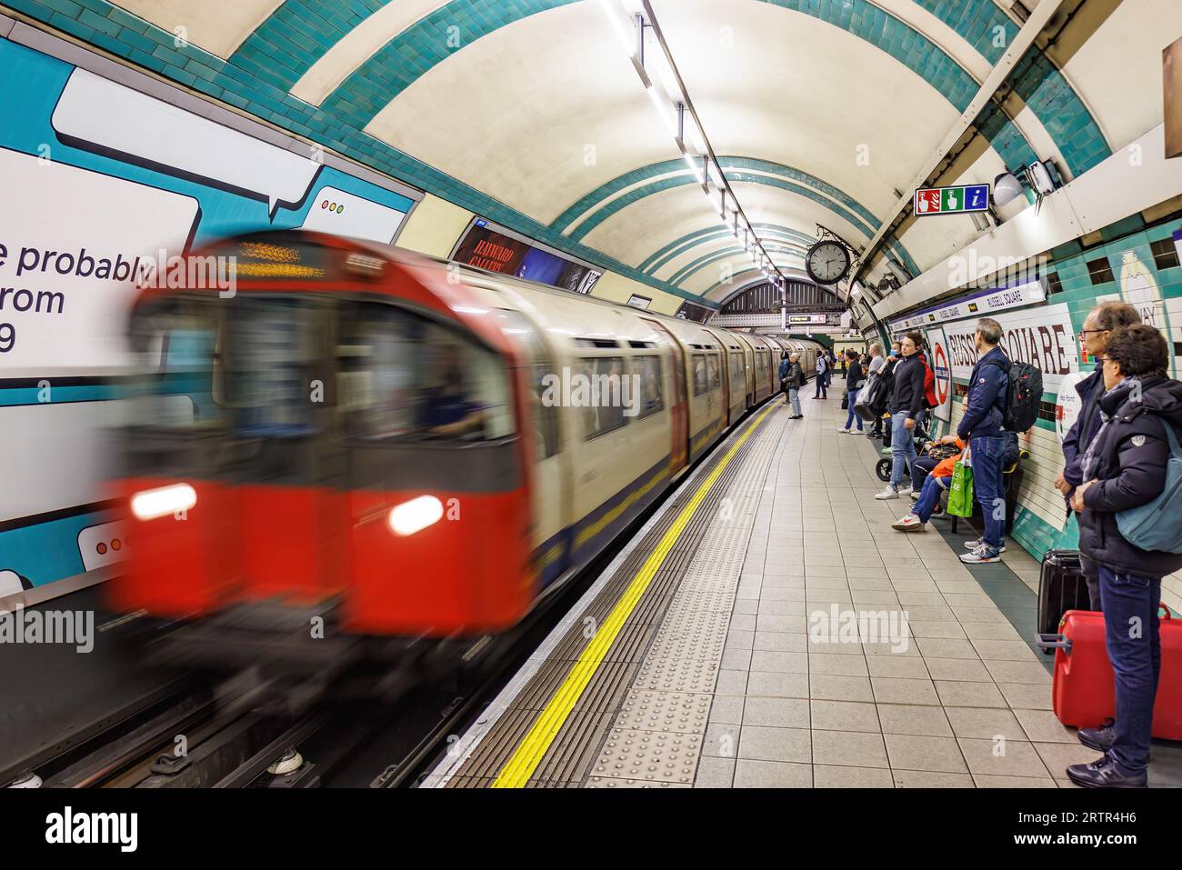 London, Großbritannien - 17. Mai 2023: Langzeitaufnahmen eines Zuges, der an einer U-Bahn-Station am Russell Square ankommt Stockfoto