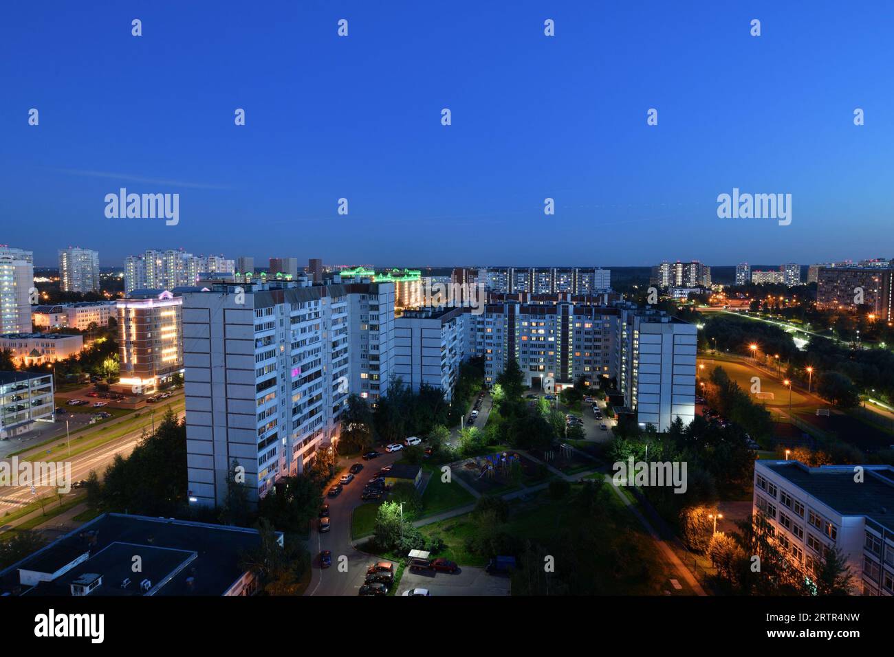 Schöne Nachtlandschaft im Schlafgebiet Zelenograd in Moskau, Russland Stockfoto