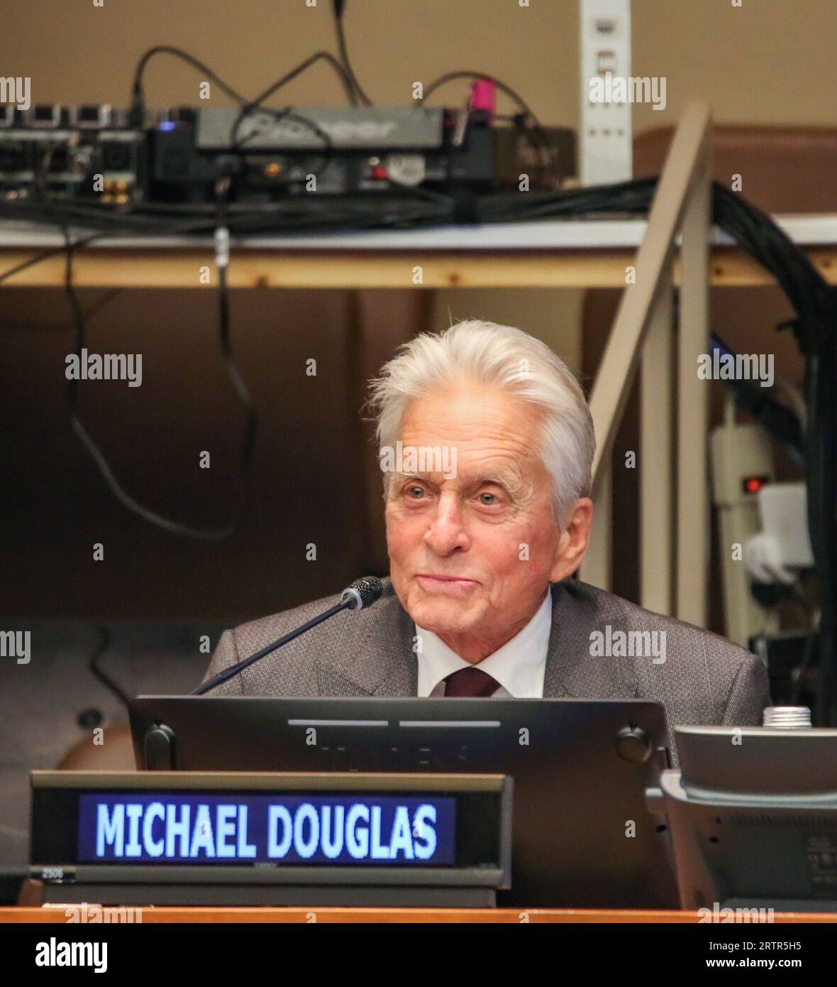New York, New York, USA. September 2023. Der preisgekrönte Schauspieler und Philanthrop sowie der langjährige UN-Friedensbotschafter MICHAEL DOUGLAS sprechen auf der Veranstaltung „.International Day of Peace Youth Observance“ unter dem Motto „Actions for Peace: unsere Ambition für die #GlobalGoals'', um den Schwerpunkt auf die Anstrengungen zu legen, die heute erforderlich sind, um weitere Katastrophen- und Klimaprobleme zu verhindern. MICHAEL DOUGLAS brachte vor, dass das Zusammenkommen von Jung und Alt ein Schlüsselthema für Fortschritte in einer sich ständig verändernden Welt sei.nächste Woche startet die UNGA-Veranstaltung 2023, bei der 193 Mitgliedstaaten über die meisten cr sprechen werden Stockfoto