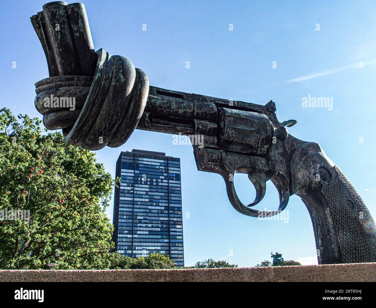 New York, New York, USA. September 2023. Die Knotted Gun, eine Bronzeskulptur des schwedischen Künstlers CARL FREDRIK REUTERSWARD im Vordergrund mit einem Hintergrund aus blauem Himmel am Eingang der Generalversammlung des UN-Hauptquartiers. (Bild: © Bianca Otero/ZUMA Press Wire) NUR REDAKTIONELLE VERWENDUNG! Nicht für kommerzielle ZWECKE! Stockfoto