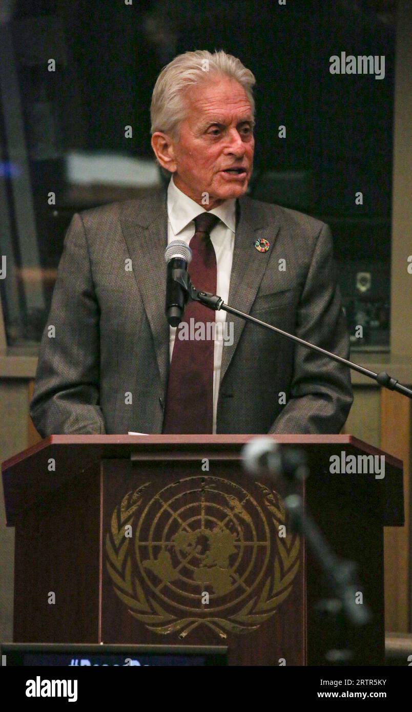 New York, New York, USA. September 2023. Der preisgekrönte Schauspieler und Philanthrop sowie der langjährige UN-Friedensbotschafter MICHAEL DOUGLAS sprechen auf der Veranstaltung „.International Day of Peace Youth Observance“ unter dem Motto „Actions for Peace: unsere Ambition für die #GlobalGoals'', um den Schwerpunkt auf die Anstrengungen zu legen, die heute erforderlich sind, um weitere Katastrophen- und Klimaprobleme zu verhindern. MICHAEL DOUGLAS brachte vor, dass das Zusammenkommen von Jung und Alt ein Schlüsselthema für Fortschritte in einer sich ständig verändernden Welt sei.nächste Woche startet die UNGA-Veranstaltung 2023, bei der 193 Mitgliedstaaten über die meisten cr sprechen werden Stockfoto