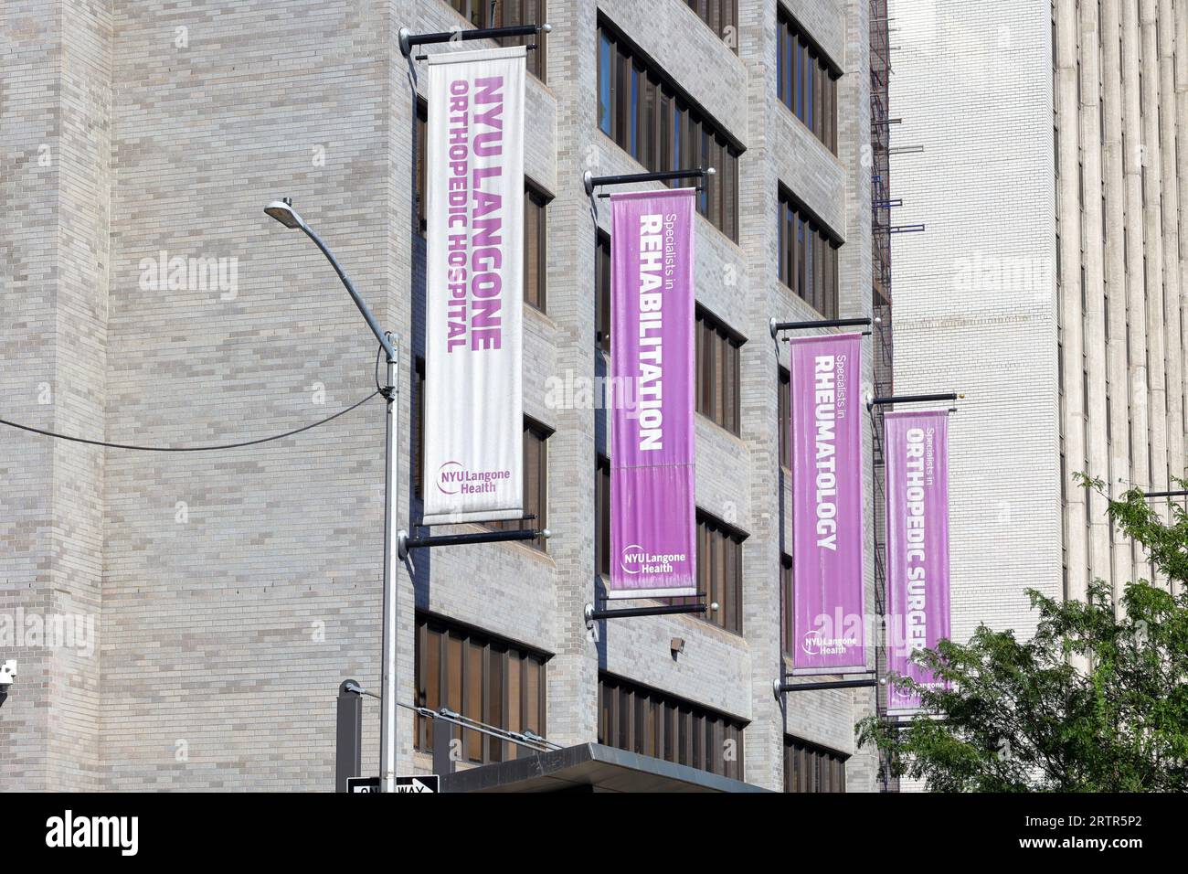 Beschilderung für das NYU Langone Orthopedic Hospital, 301 E 17th St, New York City im Stadtteil Gramercy in Manhattan. Stockfoto