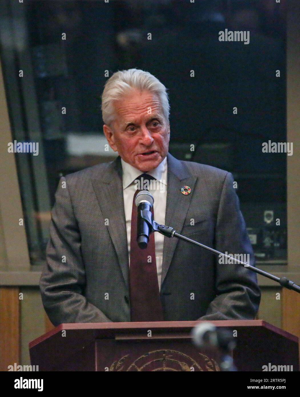 New York, New York, USA. September 2023. Der preisgekrönte Schauspieler und Philanthrop sowie der langjährige UN-Friedensbotschafter MICHAEL DOUGLAS sprechen auf der Veranstaltung „.International Day of Peace Youth Observance“ unter dem Motto „Actions for Peace: unsere Ambition für die #GlobalGoals'', um den Schwerpunkt auf die Anstrengungen zu legen, die heute erforderlich sind, um weitere Katastrophen- und Klimaprobleme zu verhindern. MICHAEL DOUGLAS brachte vor, dass das Zusammenkommen von Jung und Alt ein Schlüsselthema für Fortschritte in einer sich ständig verändernden Welt sei.nächste Woche startet die UNGA-Veranstaltung 2023, bei der 193 Mitgliedstaaten über die meisten cr sprechen werden Stockfoto