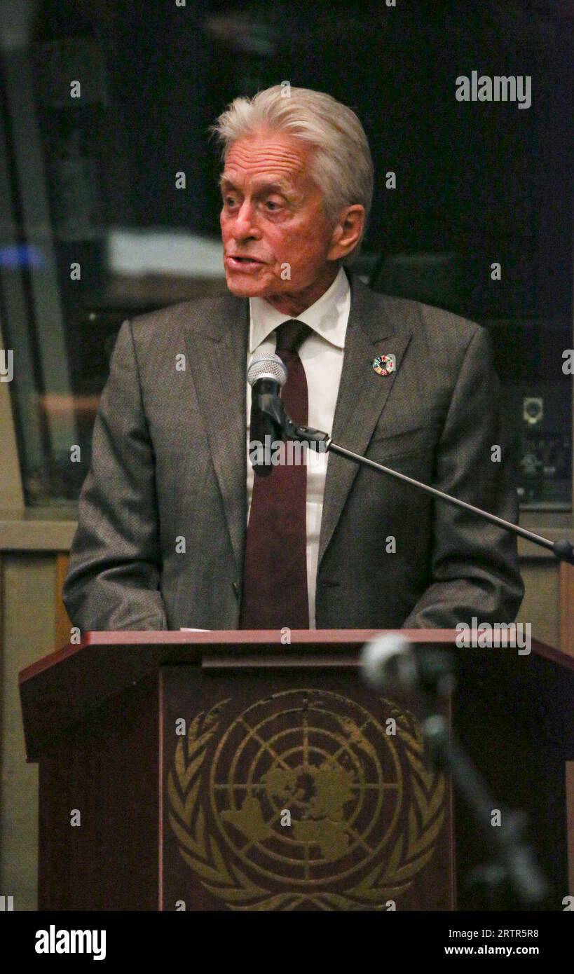 New York, New York, USA. September 2023. Der preisgekrönte Schauspieler und Philanthrop sowie der langjährige UN-Friedensbotschafter MICHAEL DOUGLAS sprechen auf der Veranstaltung „.International Day of Peace Youth Observance“ unter dem Motto „Actions for Peace: unsere Ambition für die #GlobalGoals'', um den Schwerpunkt auf die Anstrengungen zu legen, die heute erforderlich sind, um weitere Katastrophen- und Klimaprobleme zu verhindern. MICHAEL DOUGLAS brachte vor, dass das Zusammenkommen von Jung und Alt ein Schlüsselthema für Fortschritte in einer sich ständig verändernden Welt sei.nächste Woche startet die UNGA-Veranstaltung 2023, bei der 193 Mitgliedstaaten über die meisten cr sprechen werden Stockfoto
