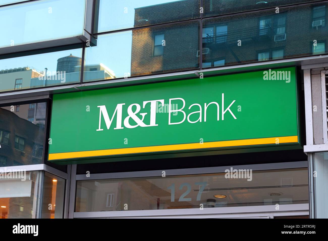 Beschilderung für die M&T Bank, eine Bank mit Sitz im Osten der USA, an einem ihrer Standorte im Stadtteil Chelsea in New York City. Stockfoto