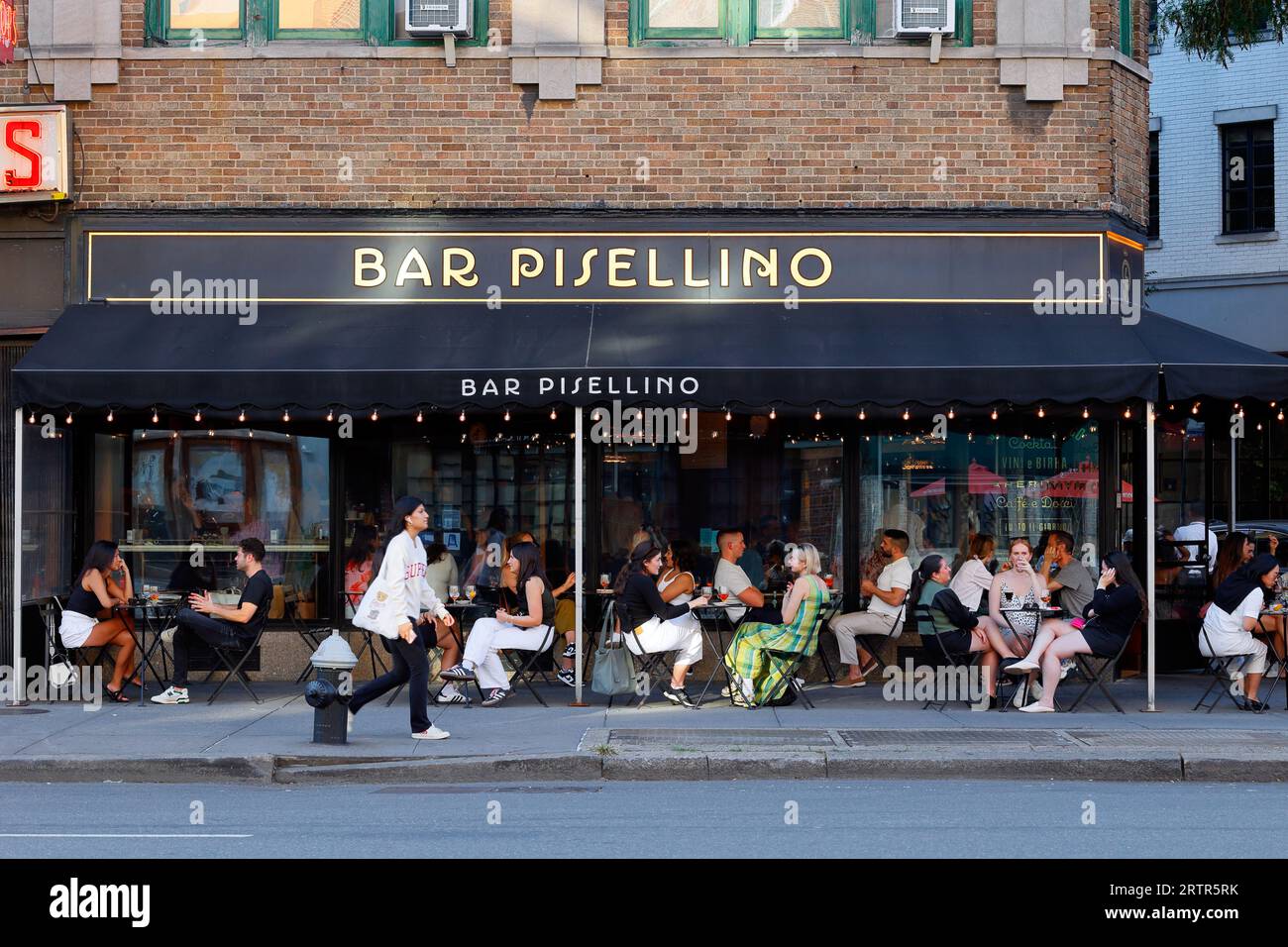 Bar Pisellino, 52 Grove St, New York. New Yorker Schaufensterfoto einer Bar im Viertel Greenwich Village in Manhattan. Stockfoto