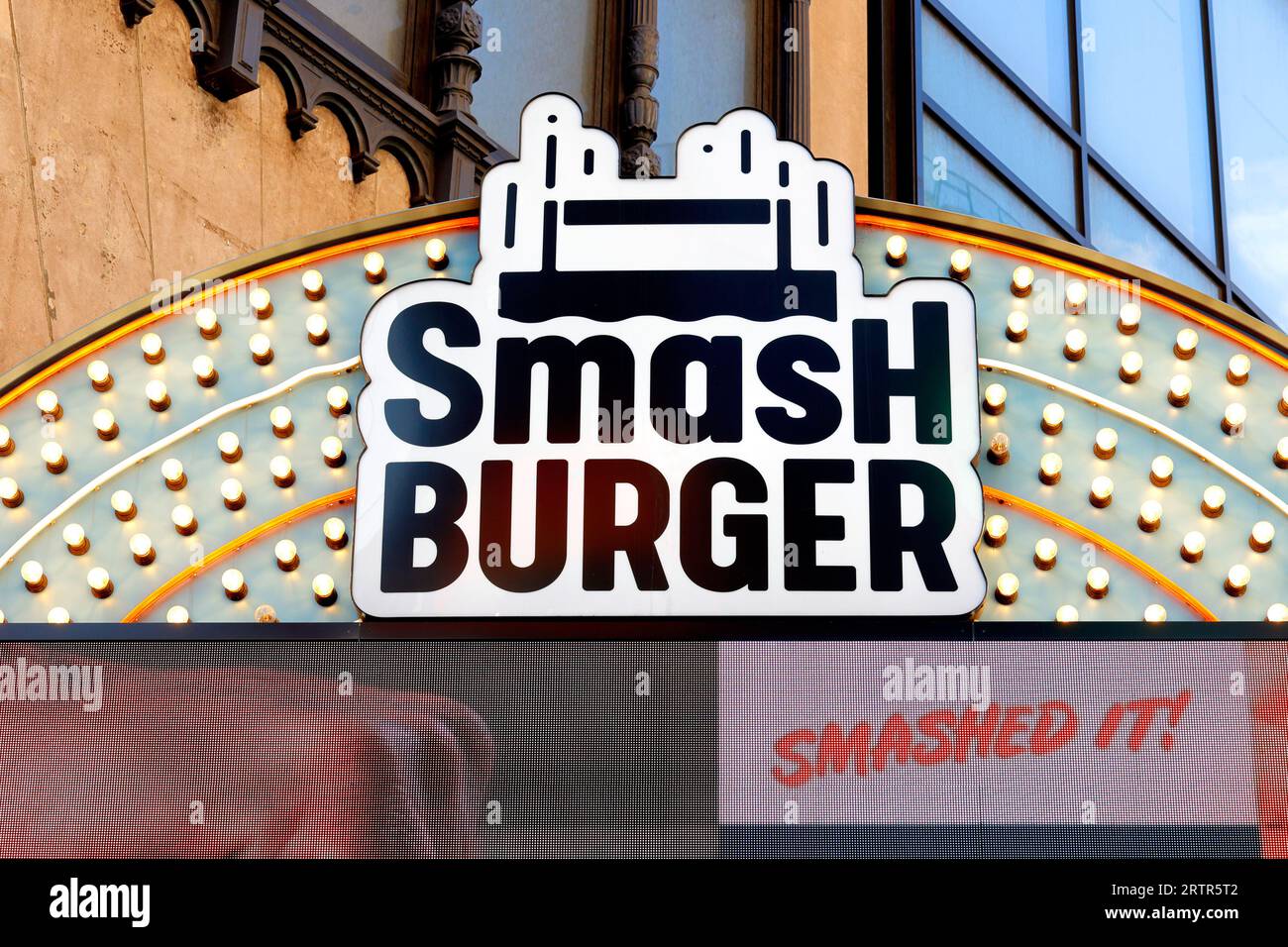 Beschilderung für das Smashburger Kettenrestaurant am Times Square, New York City. Stockfoto
