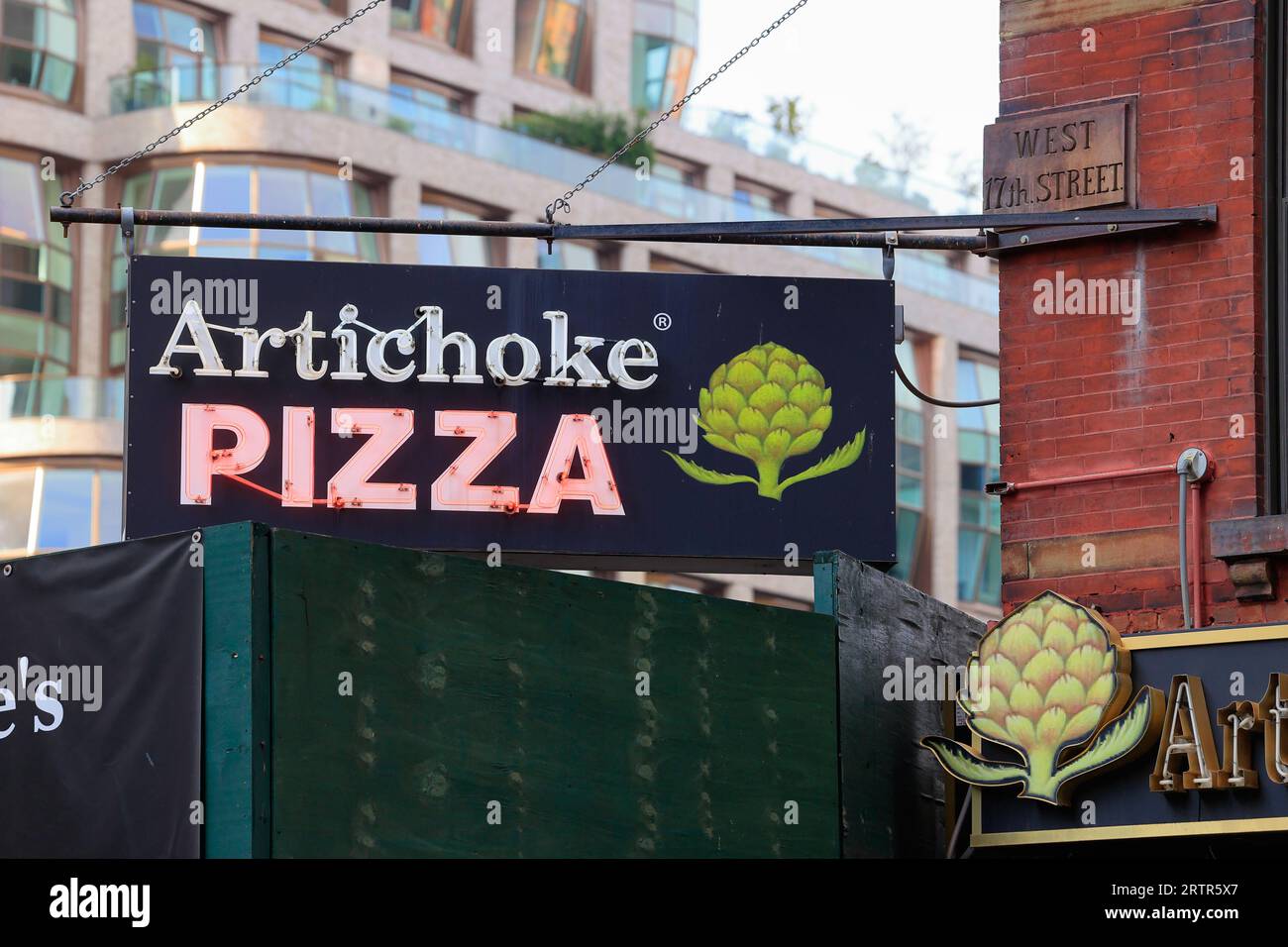 Beschilderung für Artichoke Basille's Pizza, an der 10th Ave, New York City, in Manhattans Chelsea-Viertel. Stockfoto
