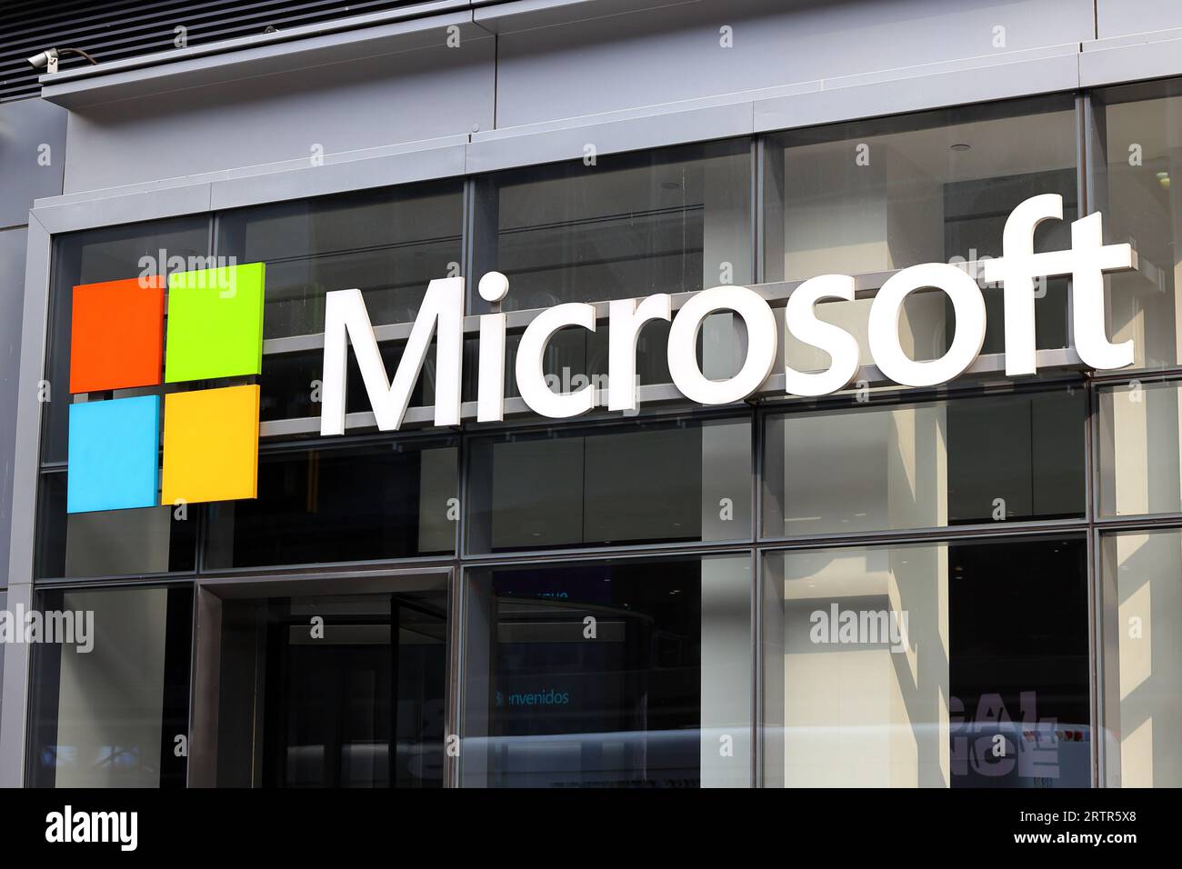 Logo für Microsoft in einem Schulungszentrum am Times Square, New York City. Stockfoto