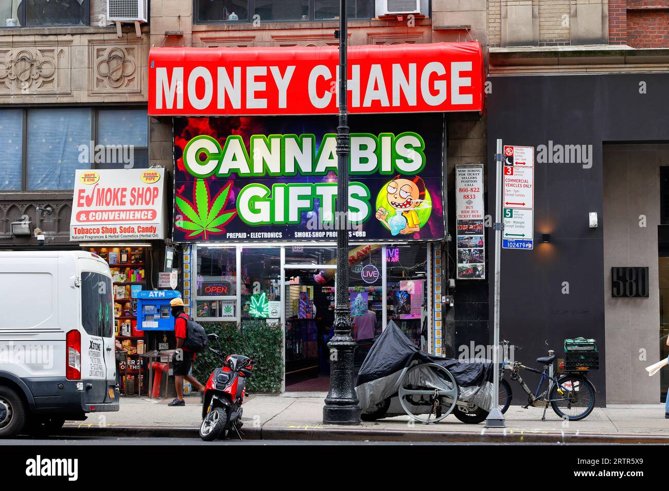 Ein nicht lizenzierter Cannabisladen mit einer Geldwechselmarkise oben am Times Square, New York City Stockfoto