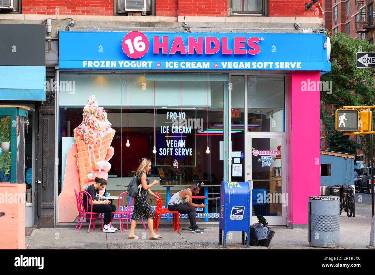 16 Griffe, 178 8th Ave, New York. New Yorker Schaufensterfoto eines Frozen Joghurts-Shops mit veganem Softservice im Viertel Chelsea in Manhattan. Stockfoto