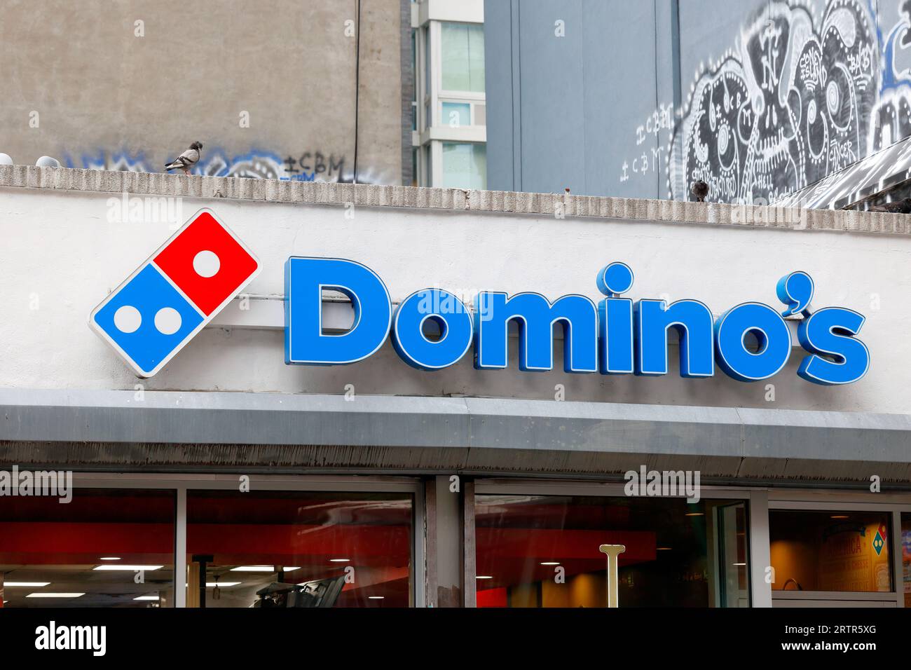 Beschilderung für Domino's Pizza an einem Franchise-Standort in New York City. Stockfoto