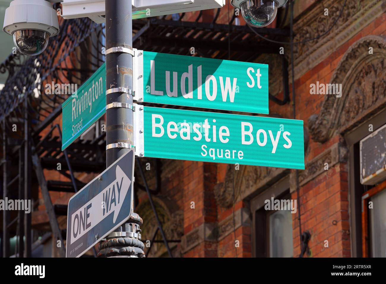 Beschilderung zum Beastie Boys Square an der Ecke Rivington Street und Ludlow Street in Manhattans Lower East Side, New York City Stockfoto