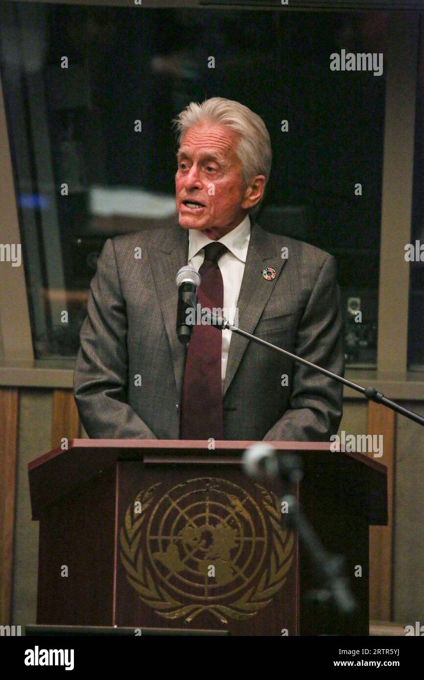 New York, New York, USA. September 2023. Der preisgekrönte Schauspieler und Philanthrop sowie der langjährige UN-Friedensbotschafter MICHAEL DOUGLAS sprechen auf der Veranstaltung „.International Day of Peace Youth Observance“ unter dem Motto „Actions for Peace: unsere Ambition für die #GlobalGoals'', um den Schwerpunkt auf die Anstrengungen zu legen, die heute erforderlich sind, um weitere Katastrophen- und Klimaprobleme zu verhindern. MICHAEL DOUGLAS brachte vor, dass das Zusammenkommen von Jung und Alt ein Schlüsselthema für Fortschritte in einer sich ständig verändernden Welt sei.nächste Woche startet die UNGA-Veranstaltung 2023, bei der 193 Mitgliedstaaten über die meisten cr sprechen werden Stockfoto
