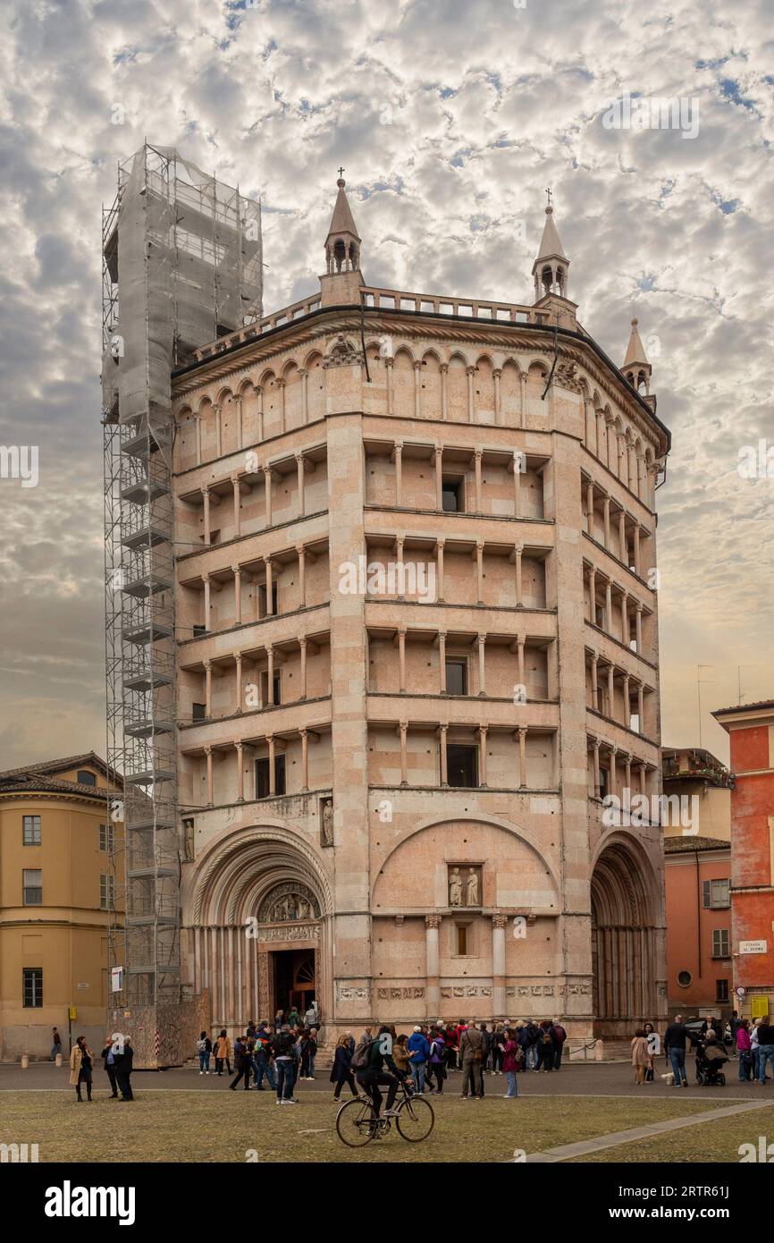 Das achteckige Baptisterium der Kathedrale von Parma (1196-1270), eines der wichtigsten mittelalterlichen Denkmäler in Europa, Parma, Emilia-Romagna, Italien Stockfoto