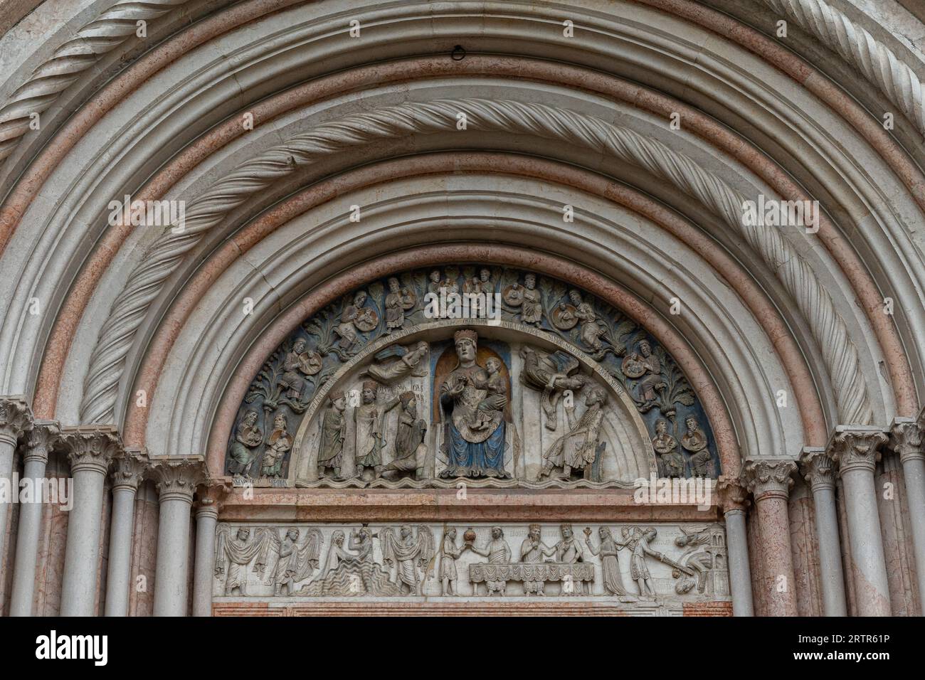 Lünette des Portals der Madonna an der Außenseite des mittelalterlichen Baptisteriums, mit einem Relief, das die Anbetung der Könige in Parma, Italien darstellt Stockfoto