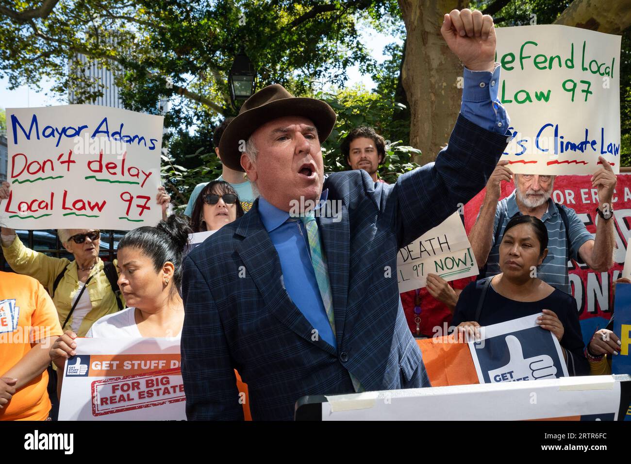 New York, USA. Juli 2023. Eric Weltman spricht bei einer Kundgebung vor der City Hall in New York, New York, am 14. September 2023. Umweltschutzgruppen fordern, dass der Bürgermeister von NYC Eric Adams das lokale Gesetz von 97 einhält, nach dem große Gebäude ihre CO2-Emissionen bis 2024 senken müssen. Der Bürgermeister schlug vor, dass die Eigentümer des Gebäudes zwei weitere Jahre Zeit haben, um das Gesetz einzuhalten. (Foto: Gabriele Holtermann/SIPA USA) Credit: SIPA USA/Alamy Live News Stockfoto