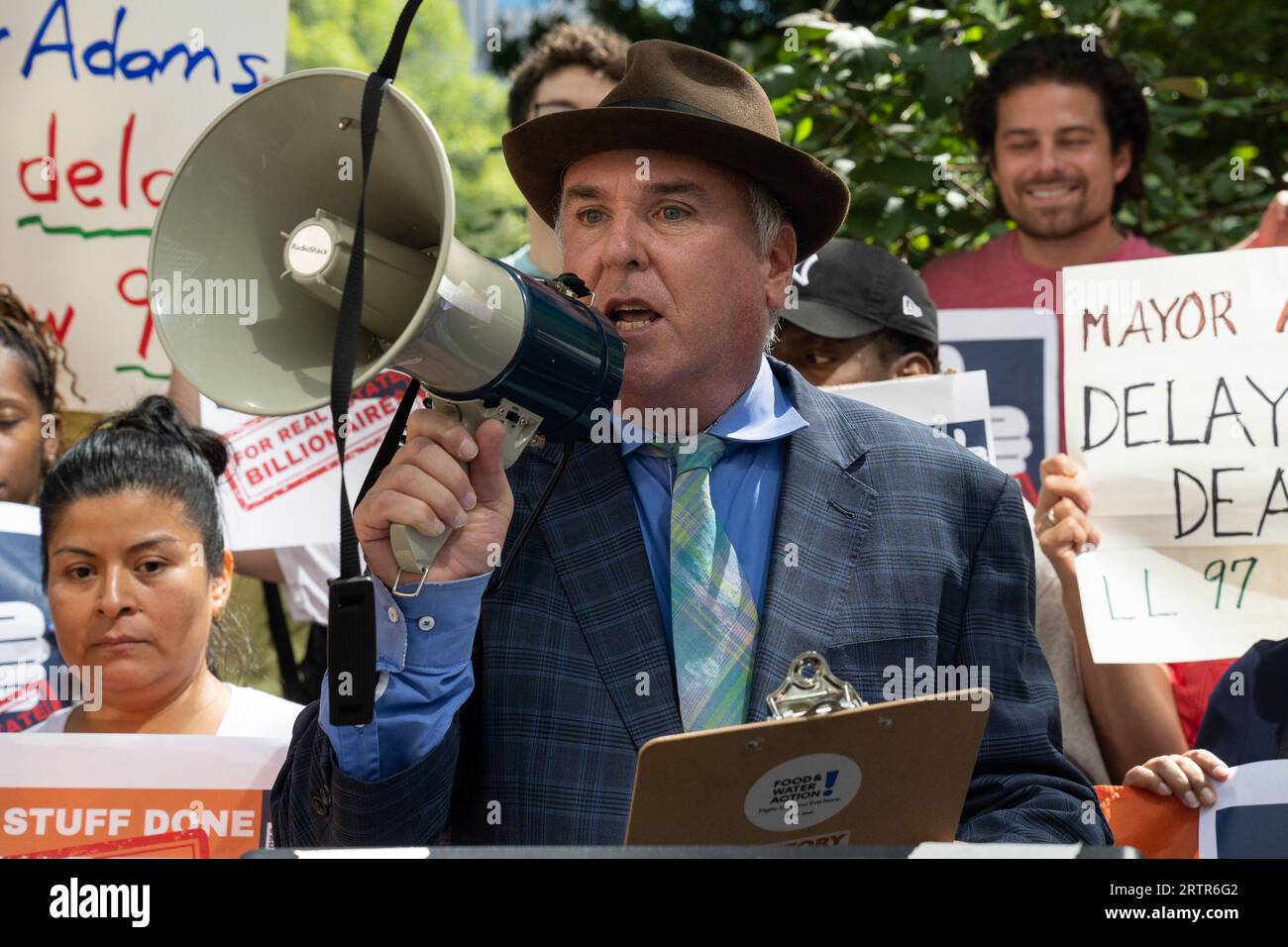New York, USA. Juli 2023. Eric Weltman spricht bei einer Kundgebung vor der City Hall in New York, New York, am 14. September 2023. Umweltschutzgruppen fordern, dass der Bürgermeister von NYC Eric Adams das lokale Gesetz von 97 einhält, nach dem große Gebäude ihre CO2-Emissionen bis 2024 senken müssen. Der Bürgermeister schlug vor, dass die Eigentümer des Gebäudes zwei weitere Jahre Zeit haben, um das Gesetz einzuhalten. (Foto: Gabriele Holtermann/SIPA USA) Credit: SIPA USA/Alamy Live News Stockfoto