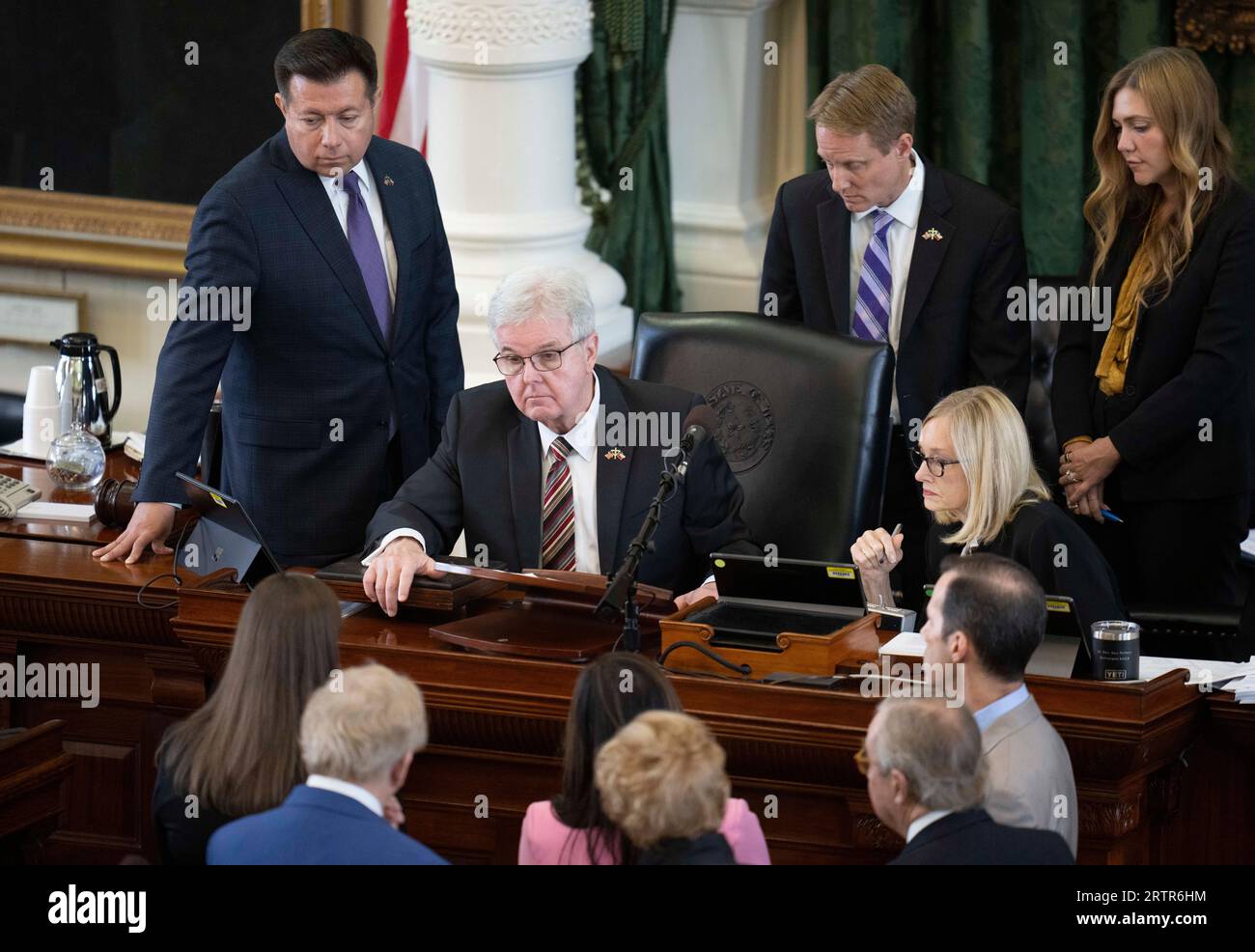 Austin Texas USA, 14. September 2023: Texas Lt.-Regierender DAN PATRICK zeigt während der Nachmittagssitzung am 8. Tag im Amtsenthebungsverfahren von Texas Attorney General Ken Paxton im Senat von Texas eine Geste gegenüber den Verteidigungs- und Strafverfolgungsanwälten. Quelle: Bob Daemmrich/Alamy Live News Stockfoto