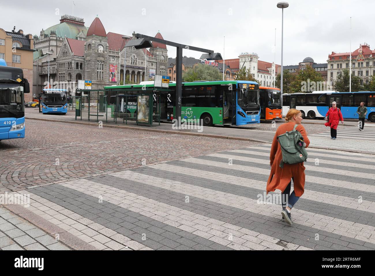 Helsinki, Finnland - 5. September 2023: Personen und Busse am Rautatientori, dem Bahnplatz in der Innenstadt von Helsinki. Stockfoto