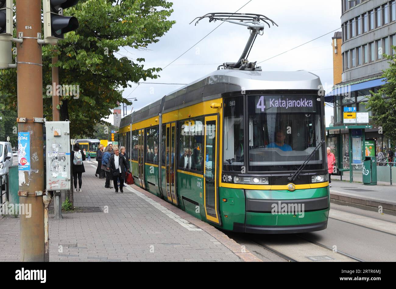 Helsinki, Finnland - 5. September 2023: Moderne Gelenkstraßenbahn auf der Route 4 in Richtung Katajanokka in der Innenstadt von Helsinki an der Straßenbahnhaltestelle Lasipalatsi auf der Stockfoto