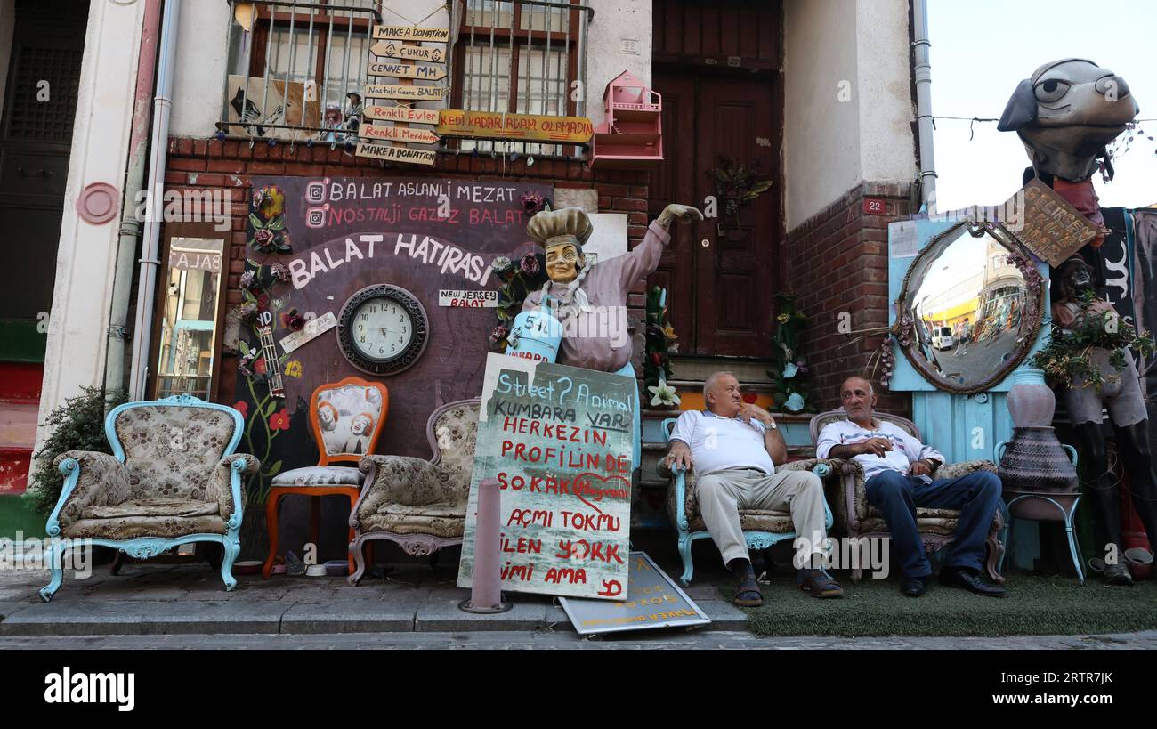 Antiquitätenhändler im Balat-Viertel von Istanbul, Türkei Stockfoto