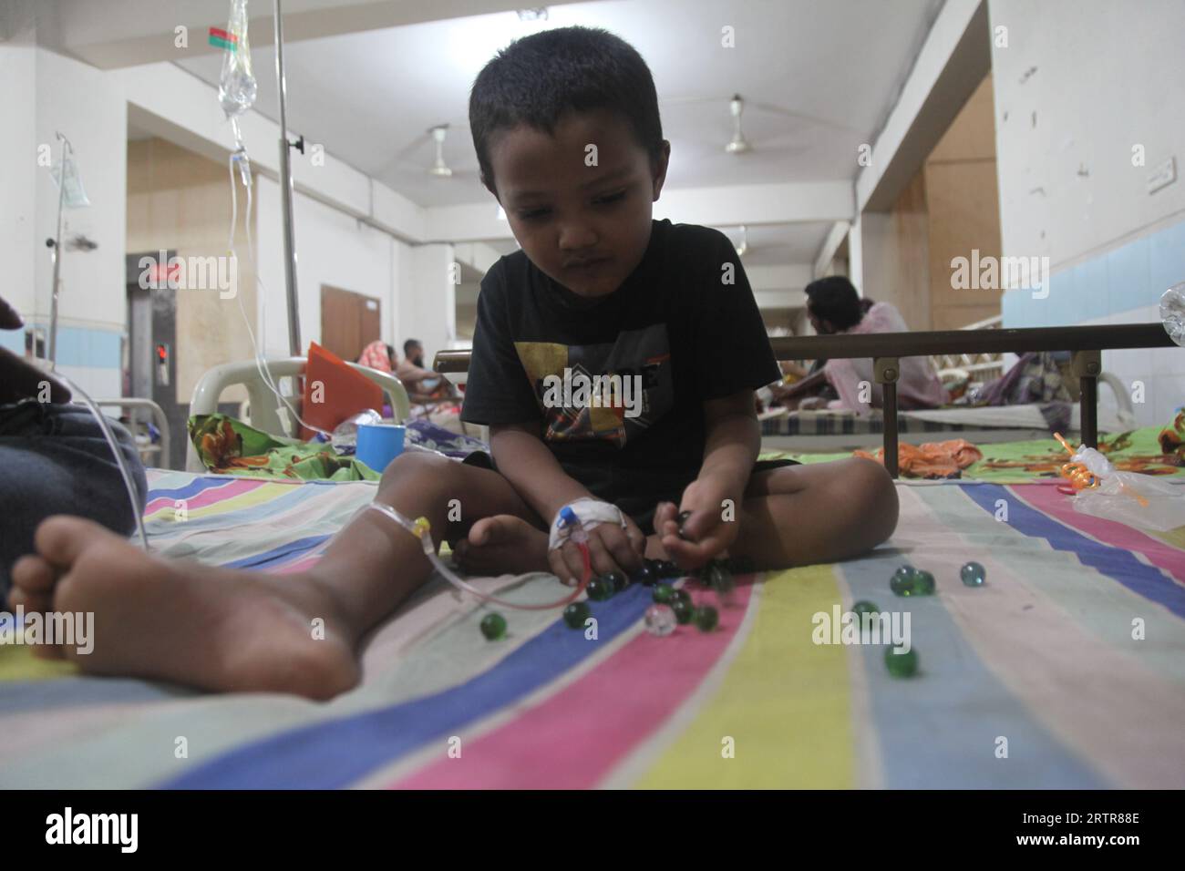 Dhaka Bangladesch 14. september 2023.Ein Kind mit Dengue spielt im. Dieses Bild wurde Mugda Medical College Hospital.Nazmul islam / Alamie aufgenommen Stockfoto