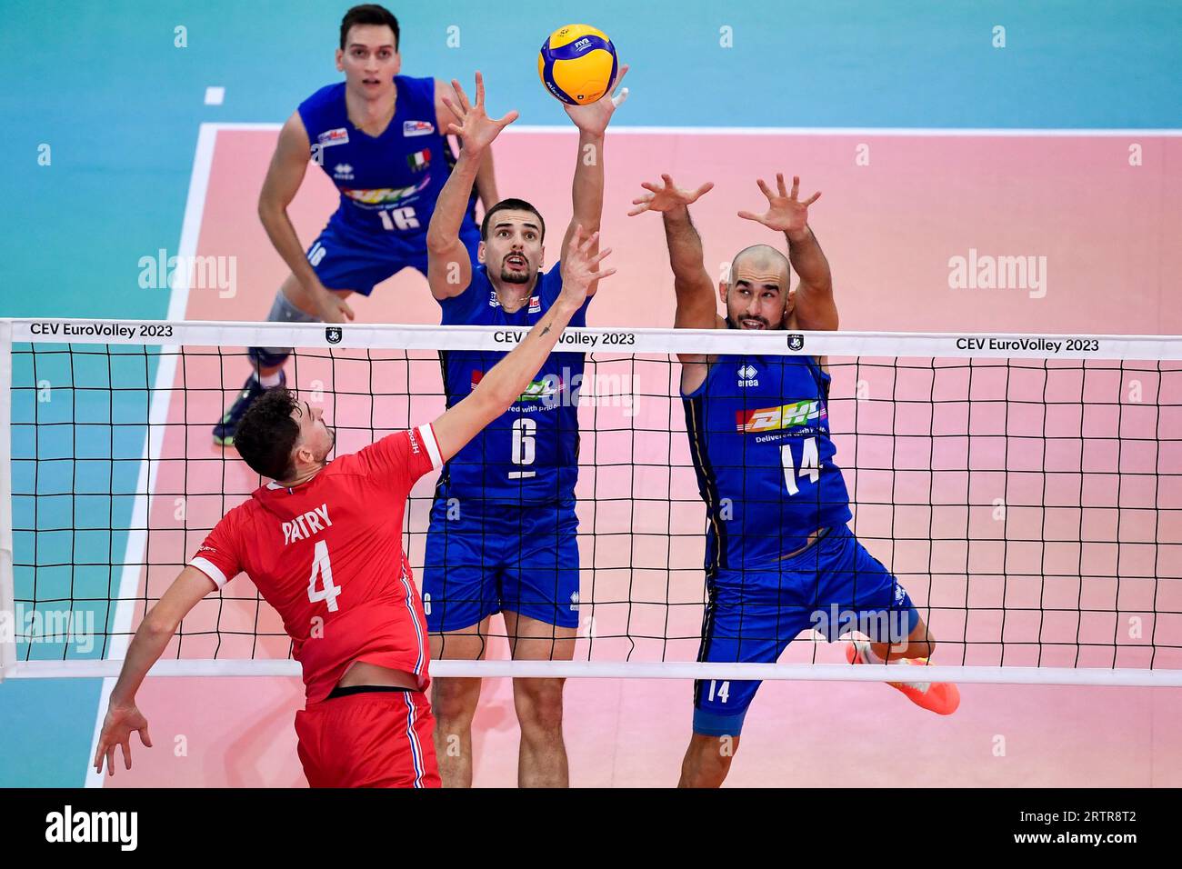 Rom, Italien. September 2023. Jean Patry aus Frankreich, Simone Giannelli und Gianluca Galassi aus Italien während des CEV EuroVolley Men-Halbfinales 2023 zwischen Italien und Frankreich im Palazzetto dello Sport in Rom (Italien), 14. September 2023. Quelle: Insidefoto di andrea staccioli/Alamy Live News Stockfoto