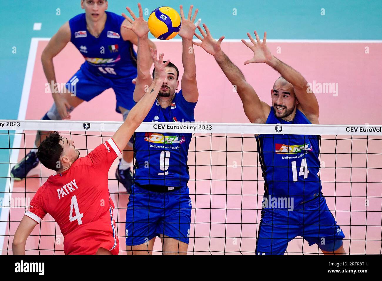 Rom, Italien. September 2023. Jean Patry aus Frankreich, Simone Giannelli und Gianluca Galassi aus Italien während des CEV EuroVolley Men-Halbfinales 2023 zwischen Italien und Frankreich im Palazzetto dello Sport in Rom (Italien), 14. September 2023. Quelle: Insidefoto di andrea staccioli/Alamy Live News Stockfoto