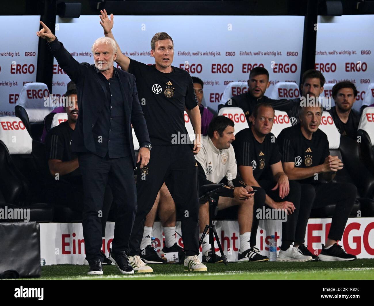 DORTMUND - (l-r) Deutschland-Trainer Rudi Voeller, Deutschland-Trainer Hannes Wolf während des Interland-Freundschaftsspiels zwischen Deutschland und Frankreich im Signal Iduna Park am 12. September 2023 in Dortmund. ANP | Hollandse Hoogte | GERRIT VAN COLOGNE Stockfoto