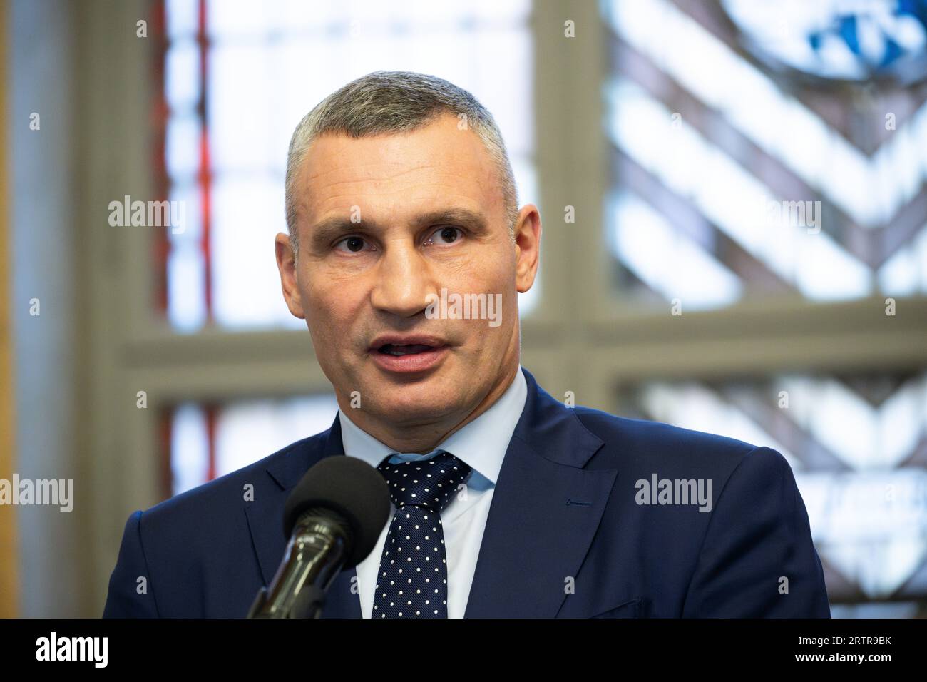 Berlin, Deutschland. September 2023. Vitali Klitschko, Bürgermeister von Kiew (Ukraine), spricht anläßlich der Unterzeichnung der neuen Stadtpartnerschaft von Berlin mit der ukrainischen Hauptstadt Kiew im Roten Rathaus. Der Senat versteht die Partnerschaft mit Kiew als Zeichen der Solidarität mit der Ukraine. Kiew ist Berlins achtzehnte Zwillingsstadt. Quelle: Sebastian Christoph Gollnow/dpa/Alamy Live News Stockfoto