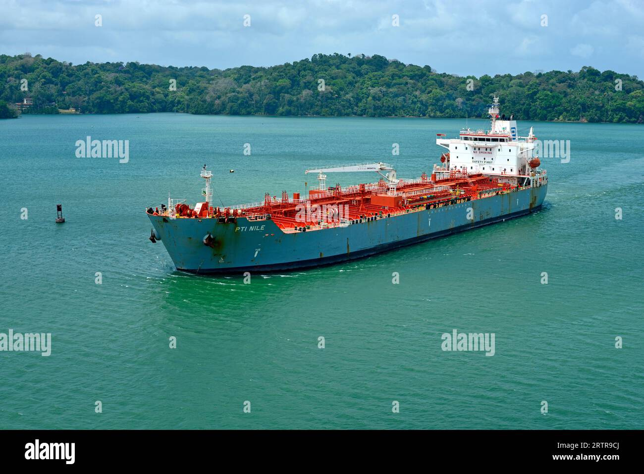 Der Tanker „PTI Nile“ für Chemikalien und Ölprodukte durchquert den Gatun Lake auf seiner Reise von Ost nach West über den Panamakanal. Stockfoto