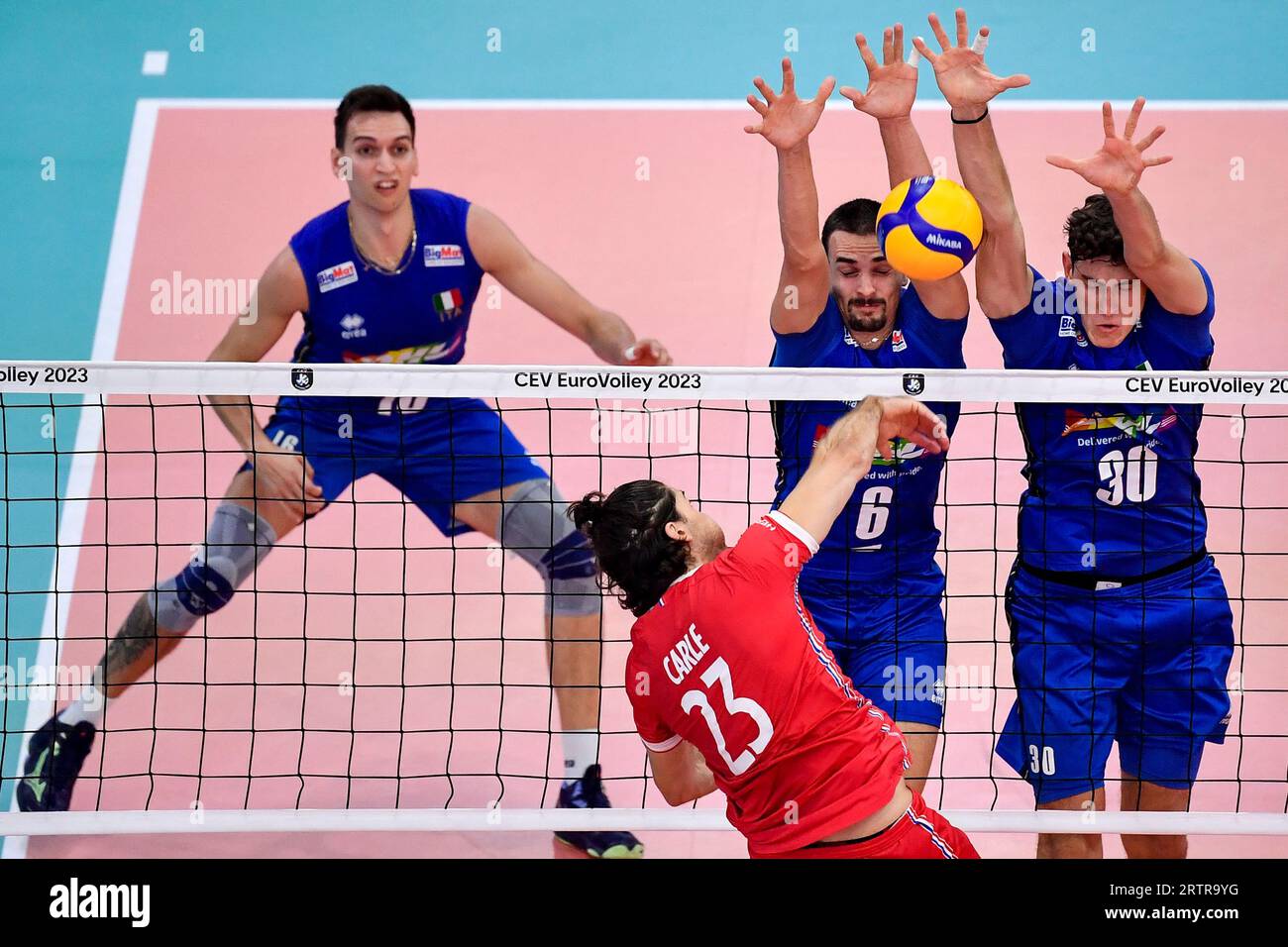 Rom, Italien. September 2023. Timothee Carle aus Frankreich, Simone Giannelli und Leandro Mosca aus Italien während des CEV EuroVolley Men-Halbfinales 2023 zwischen Italien und Frankreich im Palazzetto dello Sport in Rom (Italien), 14. September 2023. Quelle: Insidefoto di andrea staccioli/Alamy Live News Stockfoto