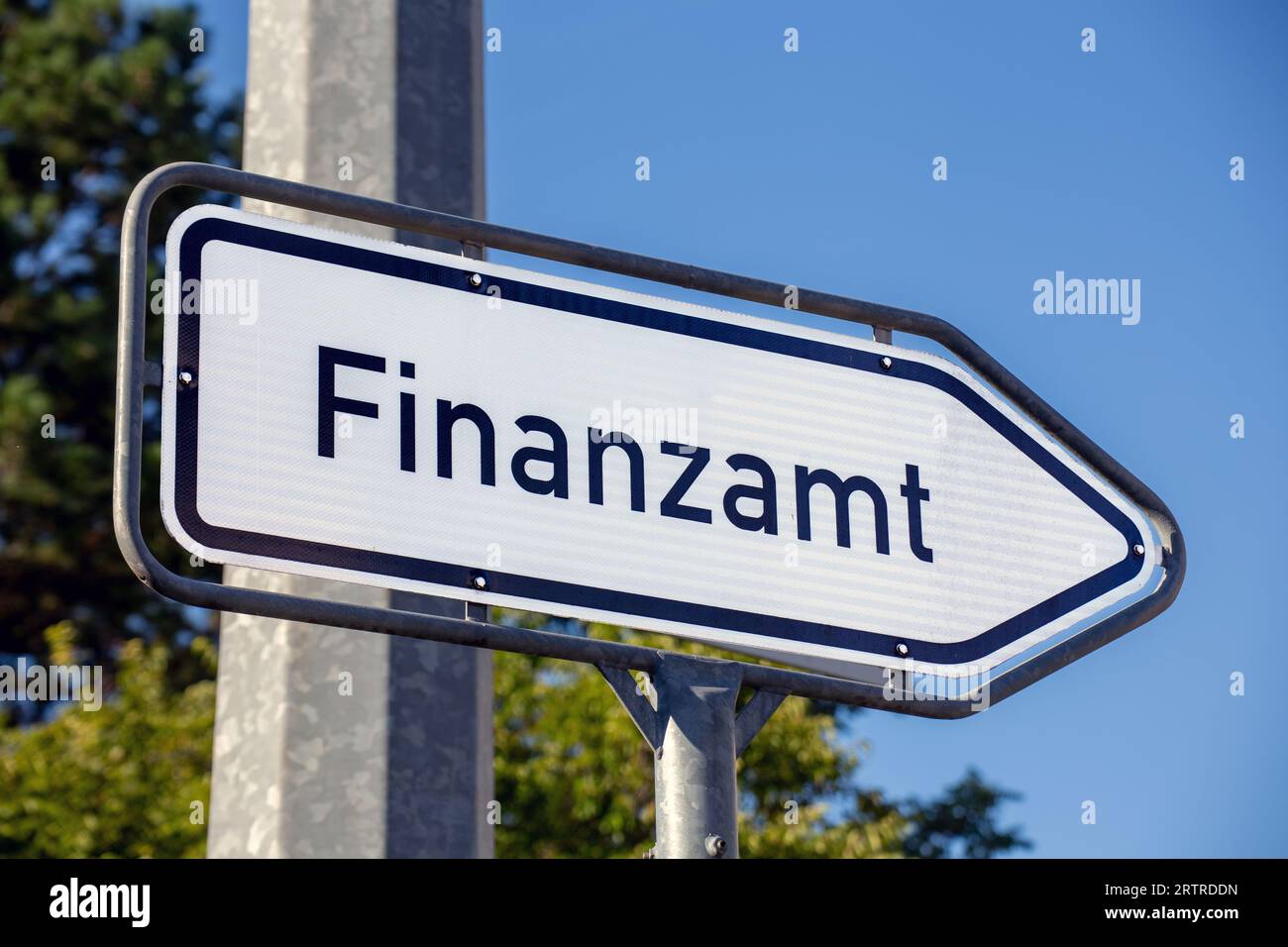 Hinweisschild mit der deutschen Inschrift Finanzamt Stockfoto