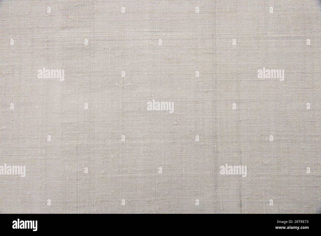 Leinenstruktur: Natürliches Licht. Detailgetreuer Closeup alter, strukturierter Textilspat mit rustikalem Hintergrund in Beige, Braun und Grau. Leinwand-Makromuster. Stockfoto
